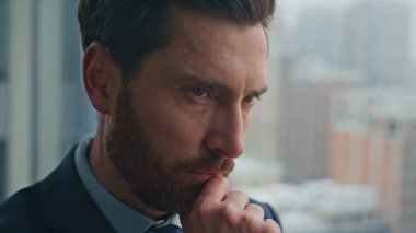 Panoramik pencere ofis odasını düşünen sinirli bir yönetici. Düşünceli iş adamı gibi görünen şehir, şirketin kararını kabinede veriyor. Ciddi bir uzman sessiz moladan zevk alıyor. Şirket lideri düşüncelere daldı 