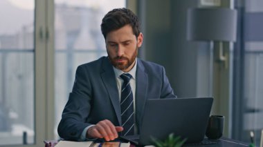 Bilgisayarda çalışan ciddi bir uzman masa başında lüks bir ofiste oturuyor. Akıllı yönetici, müşteriyle uyuşan bilgisayarı daktilo ediyor. Odaklanmış işadamı e-posta çözme sorunlarına uzaktan cevap veriyor