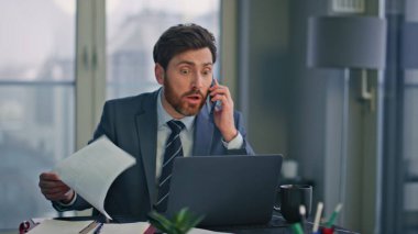 Şirketin iş yerinde cep telefonunu arayan kızgın bir adam tatminsiz iş raporunu kapatıyor. Sinirli yöneticinin ofiste gergin bir telefon konuşması var. Hüsrana uğramış patron duygusal jestler yapıyor.