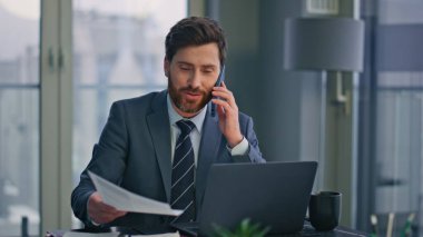 Gülümseyen patron cep telefonuyla şirket ofisini kapatıyor. Mutlu müdür elinde kağıtlarla kabinedeki görevleri tartışıyor. Sakallı adam, yaratıcı ajanstaki meslektaşına veda etti.