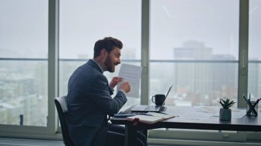 Gergin iş adamı ofiste web konferansını tartışıyor. Duygusal yöneticinin finansal evrakları göstermesi içeriden yapılan video aramasında tatminsiz iş sonuçları. Kızgın patron konuşuyor. İnternette kızgın hissediyorum.