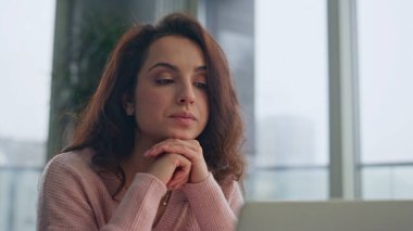 Modern evdeki bilgisayarla sohbet eden rahat bir kız. Web konferansında konuşan mutlu esmer el işaretleri. Sakin bir kadın sohbet ediyor. Lüks bir evde video görüşmesi yapıyor.