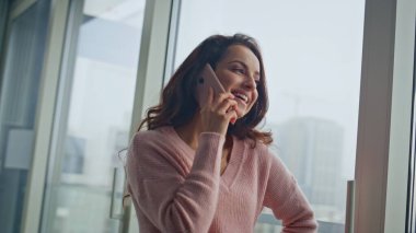 Heyecanlı model, evdeki panoramik pencereleri arıyor. Neşeli kadın hafta sonları dinlenme saatini bitiriyor. Kaygısız mutlu kız şehir manzarasını seyrediyor arkadaşınla sabah sohbetinin keyfini çıkarıyor.