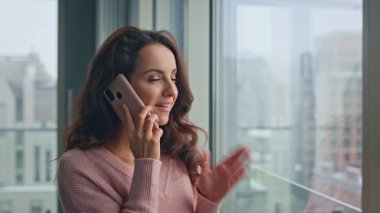 Kaygısız bayan evde panoramik pencereleri arıyor. Neşeli bir kadın hafta sonu el hareketleriyle dedikodu yapıyor. Heyecanlı mutlu model sabah sohbetinin tadını çıkarıyor.