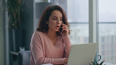 Panoramik ev ofisinde cep telefonuyla konuşmakla meşgul. Rahat yönetici bilgisayarla akıllı telefondan iş konuşması yapıyor. İş ortağıyla bilgisayar başında sohbet eden ciddi bir kadın. 