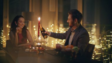 Büyük Pencere Oteli 'nin kapanış töreninde sevgililer günü kutlaması. Romantik bir buluşmada şampanya şişesi açıp bardakları dolduran mutlu bir beyefendi. Elinde kadehle gülümseyen kadın kocasıyla eğleniyor.