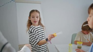 Okul tatilinde sabun köpüğü üfleyen küçük bir kız. Neşeli çocuklar hafif konferans salonunda birlikte eğleniyorlar. Dert etmeyen sınıf arkadaşları içeride eğleniyor. Çocukluk kavramı 
