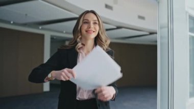 Evrakları dağıtan neşeli bir yönetici. Yakın plan mutlu iş kadını kazananı başarılı bir iş başarısının keyfini çıkarıyor. Takım elbiseli, gülümseyen güzel bir kadın kariyer terfisi alıyor.