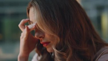 Gece çalışanı gözlerini ovuşturuyor. Kapalı kapılar ardında çok çalışan iş kadını karanlık ofiste baş ağrısı çekiyor. Güzel serbest çalışanın son teslim tarihinden önce pazar projesine ara vermesi yorucu..