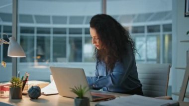 Şirket yöneticisi masadaki belgeleri analiz ediyor. Akşam ofisinde çalışan meşgul bir kadın. Başarılı bir avukat Buro 'da kontrat belgelerini okuyor. Gece için düşünceli planlama stratejisi..