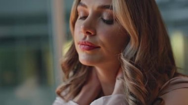 Ofisteki iş kadını karanlık odada boyuna masaj yapıyor. Kapalı, yorgun yönetici iş gününden sonra kaslarını esnetiyor. Yorgun bir profesyonel akşamları yorgunluk hisseder. Sakin kadın dinleniyor..