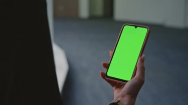 Ofiste şablon cep telefonu kullanan kişi. Yakın çekim yöneticisi yeşil ekrana dokunuyor. Bilinmeyen iş kadını koridorda krom tuşlu akıllı telefona bakıyor. Çalışma alanında parmakları tıkırdatma aygıtı.