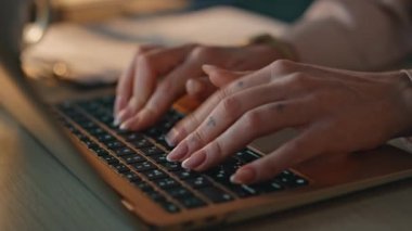 Kapalı parmaklar online e-posta dizüstü bilgisayarı yazıyor. Gece ofisindeki proje makalesinde internet araştırması müdürü. Bilinmeyen iş kadını profesyonel çalışma bilgisayarı klavyesi. Dijital kullanıcı kavramı