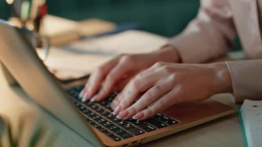 Bilgisayarda yakın çekim el yazması projesi. Yorgun bir kadın bilgisayar kapağını kapatıyor. Karanlık gece ofisinde fazla mesai yapmaya odaklanmış bir profesyonel. Yorgun çalışanlar iş yaparken yorgun hissediyorlar.