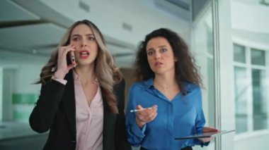 Endişeli yöneticinin cep telefonu konuşması devam ediyor. Ofisteki görüşme sırasında yakın çekim yöneticisi patrona yardımcı oluyor. Ofiste birlikte yürüyen kendine güvenen profesyoneller. İş kadınları mali sorunları çözer