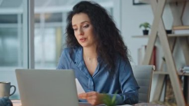 İşletme koçu danışmanlık yapıyor. Şirket yöneticisi uzaktan kumandalı ortakla kağıt raporunu tartışıyor. Finans uzmanı video görüşmesinde geç saatlere kadar çalışıyor. Meşgul yönetici patron