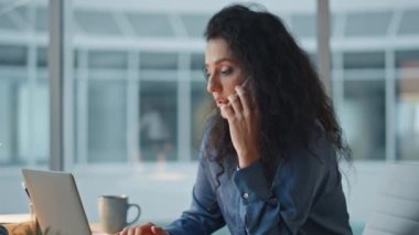 Ofiste cep telefonunu tartışan odaklanmış bir iş kadını. Kapanış yöneticisinin elinde Buro 'daki iş görüşmesi ile ilgili belgeler var. İş yerindeki ortakla belgeleri analiz eden bir kurum çalışanı..