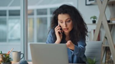 Endişeli iş kadını akşam ofisinde telefonla konuşuyor. Ciddi patron dizüstü bilgisayarı arıyor. Masa başı çekimde sorun tartışıyorlar. Geç saate kadar çalışan, cep telefonuyla iletişim kuran biri. Yönetici analiz görevi.