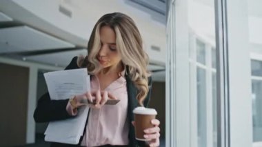 Meşgul kadın ofis koridorunu kapatıyor. Geç saatte müdür elinde kahve fincanıyla cep telefonuna cevap veriyor. Şirket işkadını. Birden fazla görevi var. Belgelerle buluşmaya gidiyor. Geç saatte çalışan biri arıyor..