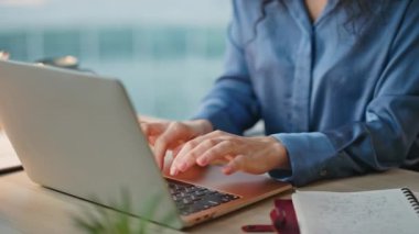 Yönetici bilgisayarı yakın çekimde kapatıyor. Gülümseyen iş kadını pazarlama projesini bitirirken eğleniyor. Esmer kadın internette iş bitiriyor. Mutlu kıvırcık kadın geleceğin başarısını hayal ediyor.