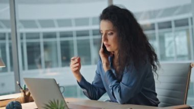 Modern ofisteki telefon görüşmesine odaklanmış bir iş kadını. Kapanış patronu iş hakkında tartışıyor ve akşam not defterine not tutuyor. Büroda çok çalışan bir finans uzmanı akıllı telefondan bahsediyor..