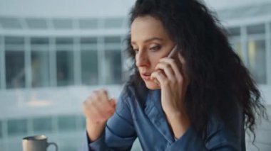 Kızgın profesyonel iş arkadaşını arıyor. Belgeleri atıyor. Kapanış stresi çeken kadın şirket ofisinde iş konuşmalarını bitiriyor. Buro 'daki hayal kırıklığına uğramış yönetici kriz sorunu.