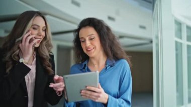 Ofis çalışanları tableti yakın plan kullanıyor. Gülümseyen bayan modern çalışma alanında patrona yardımcı oluyor. Akıllı telefon pazarlığında başarılı bir yönetici sohbeti. Birlikte çalışan mutlu meslektaşlar..