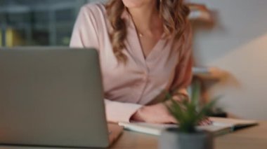 Kapanış yöneticisi Buro 'da notlar yazıyor. Geceleri internette çalışan gülümseyen ofis çalışanı. Neşeli patron akşamları satış projesi planlıyor. Neşeli iş kadını belgeleri gözden geçiriyor.