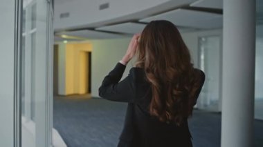 Ofis çalışanı akıllı telefondan konuşuyor. Şık bir iş kadını olan CEO iş sorunlarını telefonda tartışmayı düşünüyor. Takım elbiseli meşgul kadın yönetici şirket çalışma alanında çalışıyor..