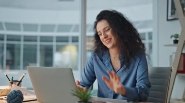 Gülümseyen iş kadını sanal toplantıyı kapatıyor. Akşam ofis çalışanı bilgisayarla konuşuyor finans ortağıyla uzaktan sohbetin keyfini çıkarıyor. Kıvırcık yönetici masadaki video konferansında konuştu