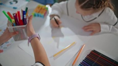 Okullu çocuklar resim atölyesinde resim çiziyorlar. Bilinmeyen küçük sanatçı ışık stüdyosunda vakit geçiriyor. Masa başı işyerinde kalem tutan tanınmayacak kadar yetenekli bir kız. İlham konsepti