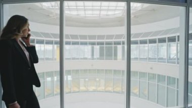 Müdür lobideki cep telefonunu arıyor. Kadın silueti ofis pencerelerinde konuşuyor. Takım elbise koridorunda odaklanmış iş kadını akıllı telefondan kurumsal sorunları tartışıyor. Patron profesyonel sorunları çözer