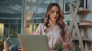 Market müdürü gece ajansta çalışıyor. Kadın moladan sonra dizüstü bilgisayarın kapağını açıyor ve akşam proje yapmaya başlıyor. Genç yönetici, sakin bir atmosferde çok çalışıyor. Bilgisayar kullanan geç çalışan bir çalışan