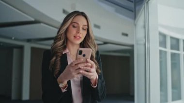 Evde akıllı telefon kullanan rahat bir iş kadını. Çevrimiçi yürüyüş salonundaki gülümseyen yönetici mesajlaşması. Sosyal medyada sohbet eden neşeli ofis çalışanı. Güzel kadın web iletişiminden hoşlanıyor