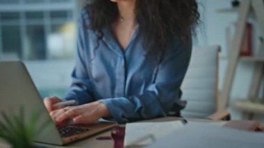 Ofisteki görevliler akşam kapanışında görevleri yazıyorlar. Gülümseyen yönetici stratejisi gece ofisinde çalışıyor. Esmer çalışan, bilgisayarına göz atıyor. Kurumsal profesyonel odaklı avukat analiz raporu