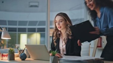 Modern ofiste kağıtları tartışan geç kalmış iş arkadaşları. Akşamları gülümseyen meslektaşlar konuşuyor. İş kadını, masa başı iş arkadaşından belge alıyor. Şirket takımı kontrol raporunu okuyor