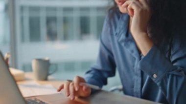 Ofisteki cep telefonunu arayan gülümseyen bir çalışan. Akşamları elleri dizüstü bilgisayarda. Neşeli yönetici profesyonel danışman ortak konuşuyor. Mutlu kadın iş konuşmasından hoşlanıyor.