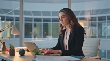 Ofiste başarılı bir yönetici çalışma akşamı. Kadın asistan patrona satış kağıtlarını göstermede yardım ediyor. Şirket meslektaşları birlikte proje planlamayı tartışıyor. Şirket danışmanı konuşuyor. İş yerinde stajyer.