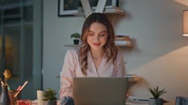 Karanlık ofiste gece çalışanları işlerini bitiriyor. Kapalı alanda gülümseyen, bilgisayarını kapatan, rahat bir iş yerinde hayal kuran bir kadın. Mutlu iş kadını iş finans projesini fazla mesai ile tamamladı. Buro 'da tatmin olmuş bir işçi