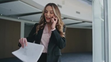 Neşeli patron konuşuyor. Gülümseyen mutlu yönetici belgeleri fırlatıyor cam ofisteki iş ortağını arıyor. Kendine güvenen profesyonel bir kadın akıllı telefondan harika haberler paylaşıyor..