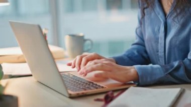 Ofisteki bilgisayarı kapatıyorlar. Başarılı gülümseyen esmer, sandalyesinde kahve ile dinleniyor. Hayalperest iş kadını içkisini yudumluyor iş sonuçlarının tadını çıkarıyor. Şirket yöneticisi bitiş günü