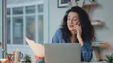 Mutlu işçi, akşam ofisinden akıllı telefonu arıyor. Evrakları tartışan neşeli bir yönetici masa başında heyecanlı olduğunu söylüyor. Şirket profesyonel inceleme belgeleri cep telefonunda iş görüşmesi yapıyor.