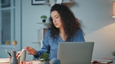 Gece ofisinde kahve yudumlayan yorgun işçi. Düşünceli kadın elinde içecek bardağıyla dinlenme koltuğu tutuyor. Kıvırcık iş kadını dizüstü bilgisayarında mali rapor hazırlıyor. İş çalışanı yorgunluğu
