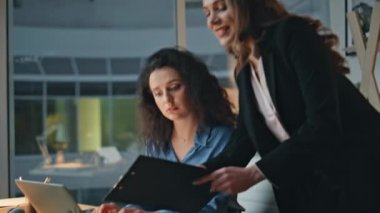 Şirket kadınları laptopta verileri tartışıyor. Gülümseyen patron pano ile konuşan işçi. Neşeli çalışanlar bir beşlik çakıyor. Ofis yöneticileri gece kontrol projesinde çalışıyorlar