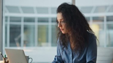 Akşamları e-posta okuyan neşeli bir iş kadını. Kapalı gişe, yoğun müdürlük bürosu iyi haberler alıyor. Heyecanlı hissediyorum. Kıvırcık çalışan, iş tanıtımına tepki göstererek mesajları kontrol ediyor. Başarılı CEO kutlaması.