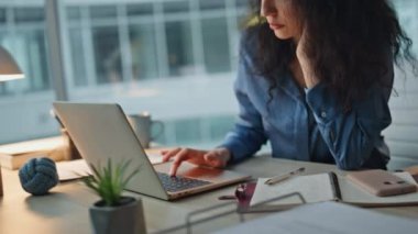 E-posta terfisi alan mutlu işçi. Yakından bir el not defterine not alıyor. Neşeli çalışan geç saatlere kadar çalışıyor. Akşam ofisinde iyi haber mesajı okuyor. Heyecanlı girişimci zaferi kutluyor