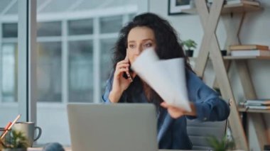 Öfkeli patron akıllı telefon görüşmesini tartışıyor. Gergin kadın modern ofiste konuşmayı bitirir. Sinirli profesyonel tartışma sorunu telefon görüşmesi sırasında bağırıyor. Buro 'da stresli yönetici.