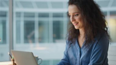 Akşam ofisinde mutlu yönetici bitirme projesi. Eller dizüstü bilgisayarı daktilo ediyor. Gülümseyen profesyonel iş adamı büronun bilgisayarını kapatıyor. Başarılı uzman çalışan..