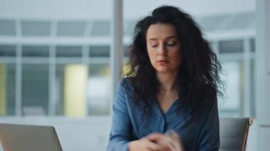 Heyecanlı yönetici masadan mesaj alıyor. Meşgul bir kadın cep telefonuna bakıp iyi haberleri okuyor. Mutlu çalışan iş yerinde pozitif e-posta ile seviniyor. İş kadını laptop ve cep telefonuyla birden fazla iş yapıyor.