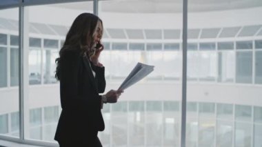 Ciddi bir kadın akıllı telefondan yürüme ofisini arıyor. Takım elbiseli kızgın kadın kağıtları fırlatıyor. Sinirli iş kadını yönetici cep telefonuyla konuşurken elinde belgeler tutuyor. Şirket çalışanı sorunları tartışıyor